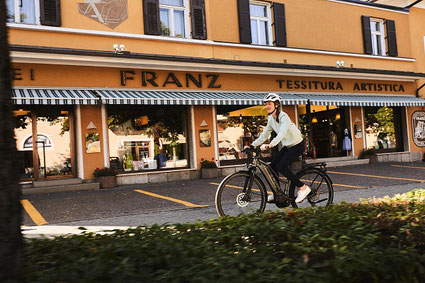 Die Ausstattung und die verschiedenen Rahmenformen können Sie sich im Shop in Wiesbaden ansehen.
