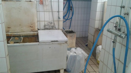 Les bacs - étuve - où attendent nos seaux de boue, en résine blanchâtre, et personnels, et les jets d'eau des "douches"