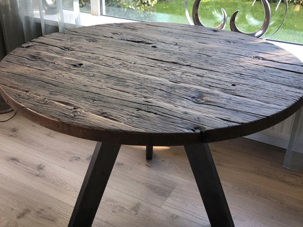 Ronde tafel gemaakt van oud eiken wagondelen.