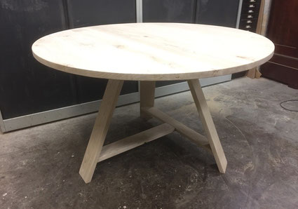 Ronde driepoot tafel te Kampen
