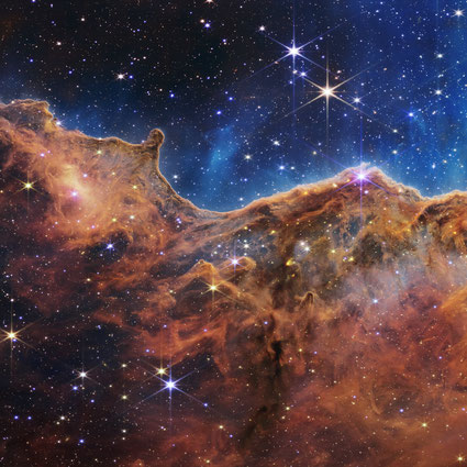  Captée en lumière infrarouge par le nouveau télescope spatial James Webb de la NASA, cette image révèle pour la première fois des zones de naissance d'étoiles jusque-là invisibles.