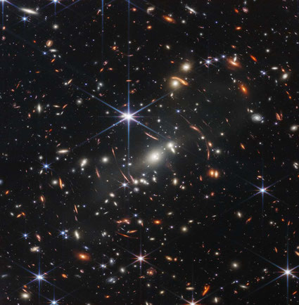 Une image, de l'amas de galaxies SMAC 0723, montre la capacité de Webb à scruter les coins les plus éloignés de l'univers et donc les plus reculés dans le temps. Il montre un champ rempli de milliers de galaxies.