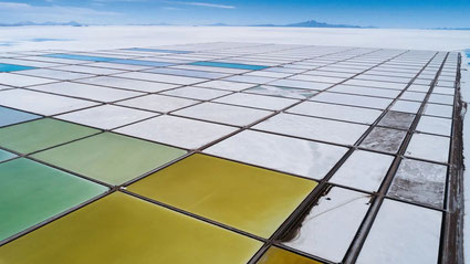 Bassins d’évaporation de l’usine-pilote de lithium dans le Salar de Uyuni, Bolivie