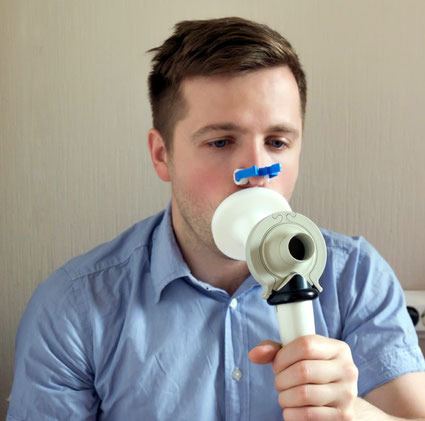 https://stock.adobe.com/de/stock-photo/young-man-testing-breathing-function-by-spirometry/174507485