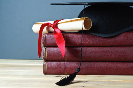 https://stock.adobe.com/de/stock-photo/graduation-mortarboard-scroll-and-books/31032362