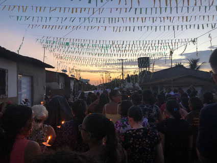 In der Dämmerung, die in Äquatornähe schon am frühen Abend beginnt, feiern die Menschen am 11. August das Fest der Heiligen Klara von Assisi mit einer festlichen Prozession.