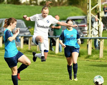 Fliegt auch nächste Saison mit der Viktoria in der Hessenliga: Julia Faupel (Mitte), die hier den Marburgerinnen Sophia Goy (l.) und Hanna Melzak entwischt. Foto: Bernd Krommes