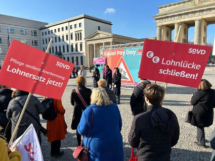 Der SoVD bei der DGB-Kundgebung zum Equal Pay Day 2024 am Brandenburger Tor in Berlin. Quelle: SoVD