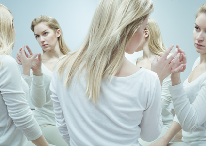 femme qui regarde son reflet thérapie imago