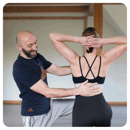 Physiotherapeut begleitet Patientin bei einer Übung im Kursraum der Physiotherapie Musterbruch