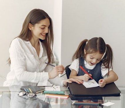 Foto von einer Frau und einem kleinen Kind die zusammen lernen