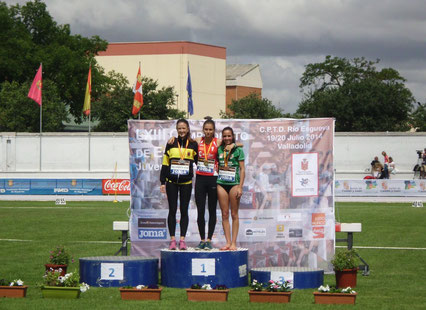 Ane Petrirena (i), acompañada por Paula Garcia (c) y Andrea Verdú (d), en el podio.