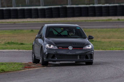 VW Golf auf der Rennstrecke in der Kurve