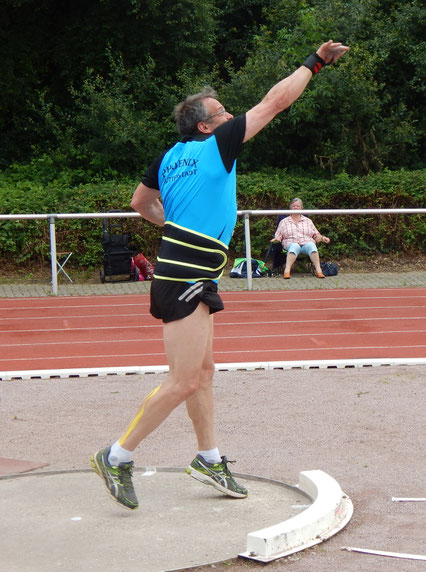 Dr. Klaus Lutter beim Kugelstoßen