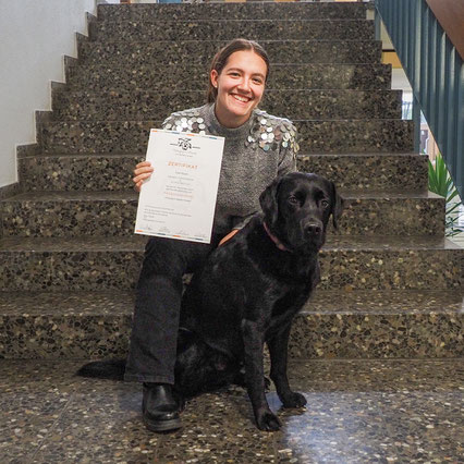 Saskia mit ihrem Pädagogik-Hund Mochi