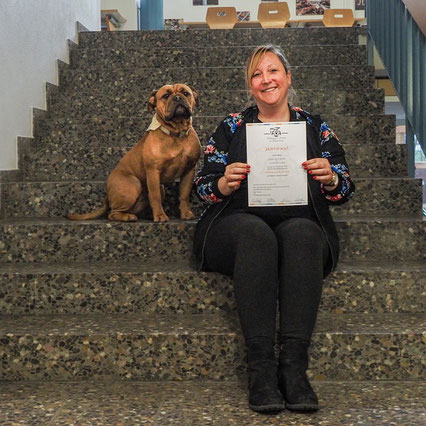 Manuela mit ihrem Pädagogik-Hund June