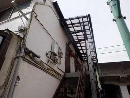 施工前 クラックや激しい傷みが多数。
