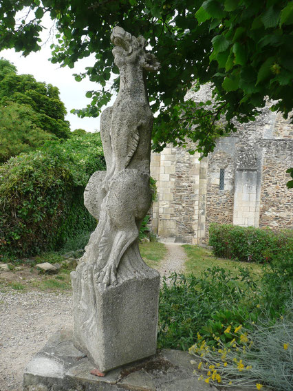 Sculpture en granit devant Notre-Dame de Gargilesse.