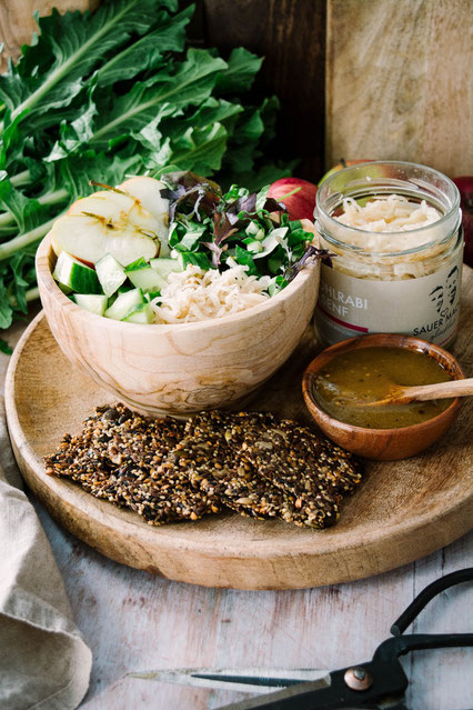 Veganes Bowl Rezept mit Wildkräutern und Ferment
