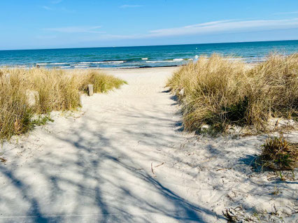 Strandaufgang mit viel Sand und Dünen, Blick auf die Ostsee