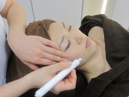 シミと さよなら する方法は Top メニュー エンビロンフェイシャル シミデトックス シミデトックス美白体験コース まつげエクステンション 赤ちゃん筆