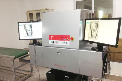 金属の異物を見逃さない独自開発のX線検針器