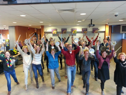 Een percussie workshop op kantoor van Brapewo