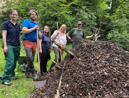 LBV Aktive um Gudrun Dentler gemeinsam aktiv mit einem Team vom Haus am Strom mit dem Gebietsbetreuer Daniel Gueffroy