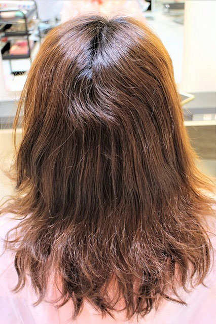 横浜市中区から　髪のクセは波状毛