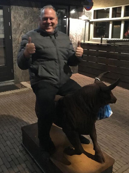 Little Joe heeft de stier Smetsers stevig bij de kloten
