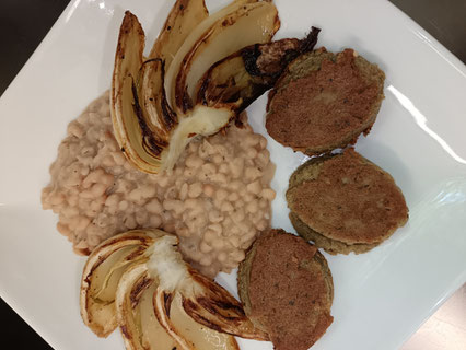 Gebratener Fenchel auf Bohnenmus mit Kräuterpaddies