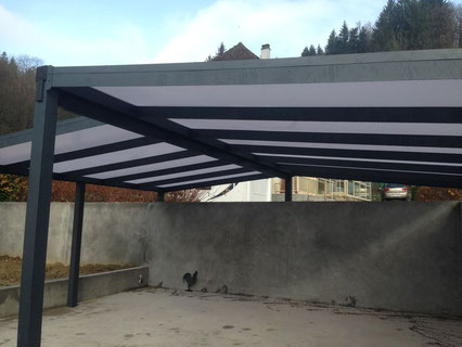 carport en aluminium avec une toiture en polycarbonate