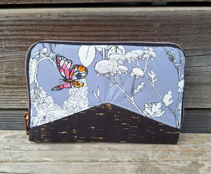 portefeuille moyen femme - liège noir éclat doré - tissu gris avec des fleurs et papillons multicolores - cadeau unique artisanal