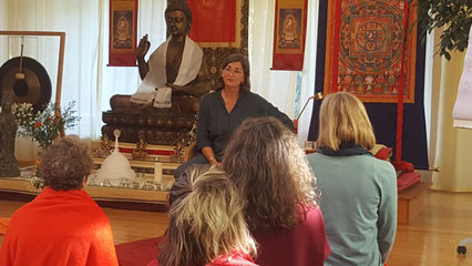 Christa Spannbauer im buddhistischen Zentrum Lotos Vihara