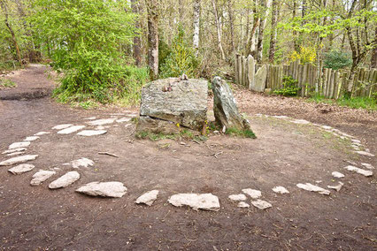 Dans la forêt de paimpont appelée "Brocéliande", un lieu magique : le tombeau de Merlin