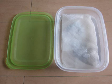 昆虫をお湯に浸しているところ