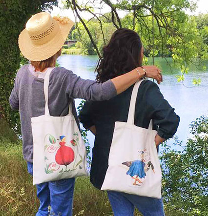 Une mère et sa fille sont de dos, regardent la rivière. Elles portent chacune un tote-bag Timeliot