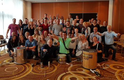 Workshop percussie met mensen die samen muziek maken op diverse instrumenten