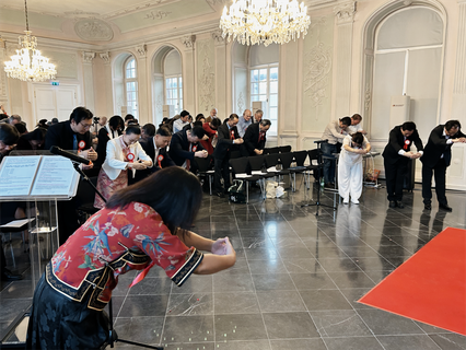 司祭请大家以四拜礼敬夫子，中德友人虔敬完成了德国祭孔活动中的四拜礼敬孔子仪式。