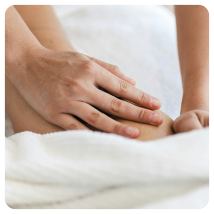 Therapeutenhände bei der Behandlung