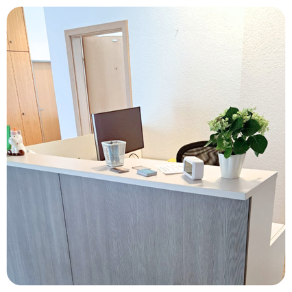 Empfangsbereich der Physiotherapie Musterbruch am Standort Lunden mit Wartebereich und Rezeption