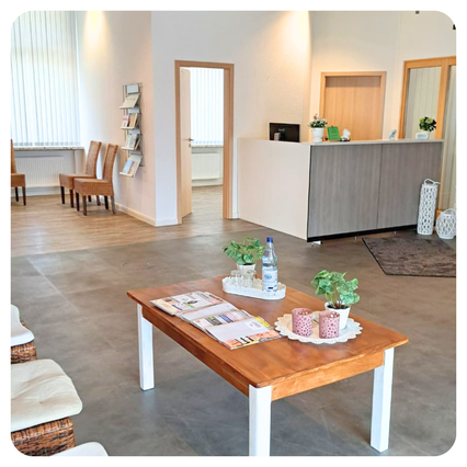 Empfangsbereich der Physiotherapie Musterbruch am Standort Lunden mit Wartebereich und Rezeption