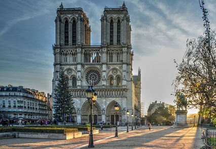 Notre Dame de Paris au coucher du soleil, majestueuse sur la place qui scintille avec le sapin de noel