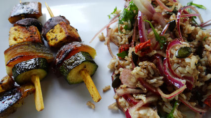fair4world - Vegan Grillen - Tofu-Spieße mit mediterranem Reis-Salat