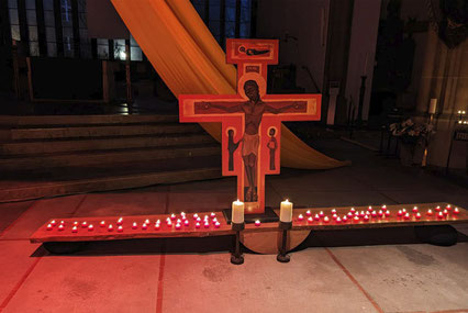 Kreuz und Kerzen