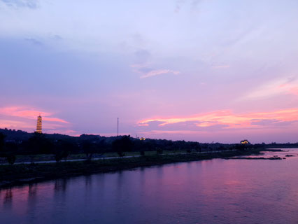 Sonnenuntergang bei der Bai Dinh Pagoda