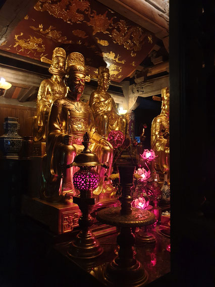 Goldfiguren im Tang An See Tempel