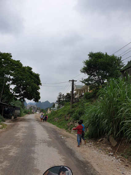 Rückfahrt durch ländliche Dörfer mitten zwischen den Bergen auf dem Ha Giang Loop