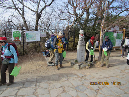 高尾山頂でゴミ拾い：シンボルのおそうじ小僧の周りで