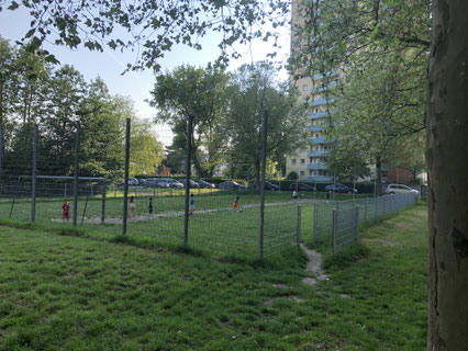 Der Bolzplatz Sagekuhle - wie hier häufig gut besucht - wird in einem Jahr einer Baustelle gewichen sein. Gibt es Ersatz? Wenn ja, wo? - Foto: SJR